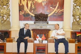 Kobayashi Yosuke, representante jefe de la Oficina de JICA en Vietnam (izquierda) y el teniente general Le Quang Dao, comandante de la Guardia Costera de Vietnam (Foto: qdnd.vn)