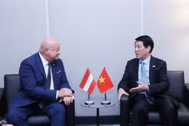 El presidente vietnamita, Luong Cuong (d), recibe al primer ministro austriaco, Christian Stocker, en el marco del Debate General de Alto Nivel del 80.º periodo de sesiones de la Asamblea General de las Naciones Unidas en Nueva York (Foto: VNA)