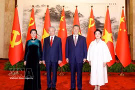 El secretario general del Partido Comunista de Vietnam y presidente del país, To Lam, y su esposa posan para una foto con su homólogo Xi Jinping y su esposa. (Foto: VNA)