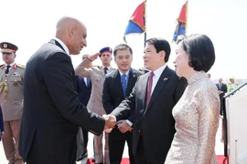 El presidente estatal Luong Cuong (derecha) y su cónyuge Nguyen Thi Minh Nguyet son recibidos por el ministro egipcio de Educación y Educación Técnica, Mohamed Abdel Latif. (Foto: VNA)