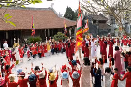 Estudiantes de la ciudad de Viet Tri participan en una experiencia de canto Xoan en la casa comunal de Hung Lo. (Foto: VNA)