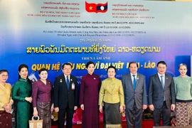 La esposa del secretario general del Partido Comunista de Vietnam, Ngo Phuong Ly, y Naly Sisoulith, esposa del secretario general del Partido Popular Revolucionario y presidente de Laos, participan en la ceremonia inaugural de la Semana de Cine Vietnamita en Laos y la exposición fotográfica "Gran Amistad Vietnam-Laos". (Foto: VNA)