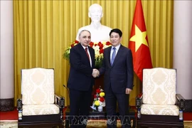 El presidente vietnamita Luong Cuong (derecha) recibe a Kamran Bayram Aliyev, fiscal general de Azerbaiyán. (Fuente: VNA)