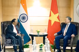El secretario general del Comité Central del Partido Comunista de Vietnam y presidente del Estado, To Lam (derecha), recibe al asesor de Seguridad Nacional de la India, Ajit Doval. (Foto: VNA)