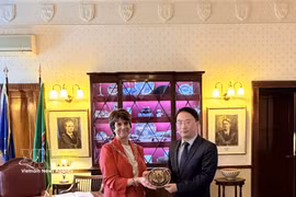 El embajador de Vietnam en Irlanda, Pham Toan Thang, y la teniente de alcalde, Margaret McDonnell. (Fuente: VNA)