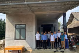 Una familia pobre de Quang Tri recibe una nueva casa (Foto: VNA)