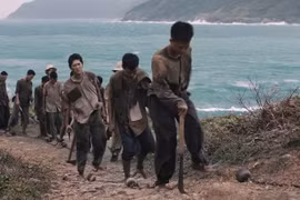 Una escena de la película «El sonido de cruzar el mar», que recrea la imagen de los abnegados combatientes revolucionarios encarcelados en la prisión de Con Dao. (Foto: Productora)