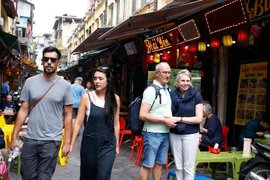 Turistas internacionales visitan el Casco Antiguo de Hanoi. (Foto: VNA)