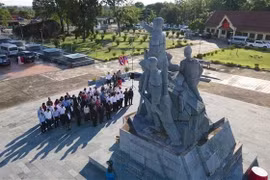 Delegados vietnamitas y laosianos en el Monumento a la Alianza de Combate Laos-Vietnam en la provincia de Khammouane, Laos. (Foto: VNA)