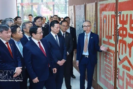 El primer ministro Pham Minh Chinh visita la exposición sobre Han Nom (escritura clásica china y vietnamita) en la Academia de Ciencias Sociales de Vietnam. (Foto: VNA)