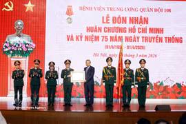 El secretario general del Partido Comunista de Vietnam, To Lam, entrega la Orden Ho Chi Minh al Hospital Militar Central 108. (Foto: VNA)