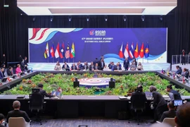 El primer ministro Pham Minh Chinh asiste a la sesión plenaria de la 47a Cumbre de la ASEAN y a la ceremonia de entrega del Segundo Protocolo que enmienda el Acuerdo de Comercio de Bienes de la ASEAN (ATIGA). (Foto: VNA)