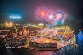 Isla Hon Tre, Khanh Hoa, resplandece con fuegos artificiales durante la gran festividad nacional. (Foto: VNA)