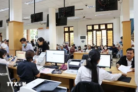 El Comité Popular del barrio de Buon Ma Thuot, provincia de Dak Lak, dirige el funcionamiento del centro de servicios de administración pública a nivel comunal (Foto: VNA)