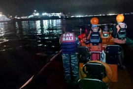 Rescatistas buscan víctimas tras el naufragio de un ferry entre Java Oriental y Bali. (Fuente: AP)