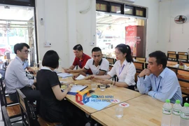 La delegación inspeccionó los procedimientos y licencias de las empresas turísticas en el barrio de Bai Chay. (Fuente: baoquangninh.vn)