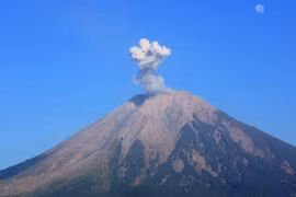 El monte Semeru, el volcán más alto de la isla de Java, entró en erupción repetidamente el 6 de abril. (Foto: lokmattimes.com)