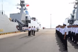 Una ceremonia de despedida celebrada para la delegación en el Puerto Militar de Cam Ranh en la provincia de Khanh Hoa el 10 de agosto. (Foto: qdnd.vn)