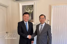 Francis Wong OAM (izquierda), presidente del Foro Empresarial Australia-ASEAN (AABF), durante una reunión de trabajo con el embajador de Vietnam en Australia, Pham Hung Tam. (Foto: VNA)