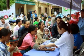Exámenes médicos para personas de etnias en la provincia de Thai Nguyen. (Foto: VNA)