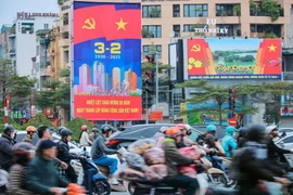 Las calles de Hanoi están decoradas con pancartas para celebrar el 95 aniversario del PCV. (Foto: VNA)