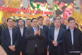 El primer ministro Pham Minh Chinh (segundo, a la izquierda) y el viceprimer ministro Bui Thanh Son (primero, a la izquierda) en el ensayo. (Foto: VNA)