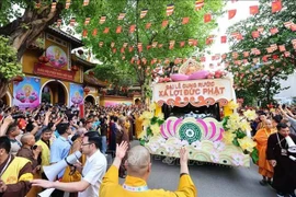 Las reliquias sagradas de Buda, reconocidas como tesoro nacional de la India, fueron recibidas con ceremonia en la pagoda Quan Su de Hanoi la tarde del 13 de mayo. (Foto: VNA)