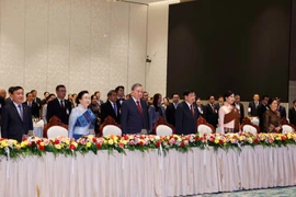El secretario general del Partido Comunista de Vietnam, To Lam, y su esposa, y el secretario general del Partido Popular Revolucionario y presidente de Laos, Thongloun Sisoulith, y su esposa, junto con los delegados, en la ceremonia. (Foto: VNA)