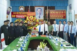 La delegación de líderes de An Giang y representantes del Comité Ejecutivo de la Sangha Budista Hoa Hao el 11 de junio. (Foto: VNA)