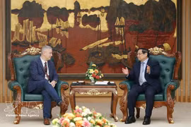 El primer ministro Pham Minh Chinh (derecha) y el embajador de Bélgica en Vietnam, Karl Van Den Bossche. (Foto: VNA)