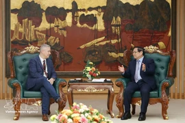 El primer ministro Pham Minh Chinh (derecha) y el embajador de Bélgica en Vietnam, Karl Van Den Bossche. (Foto: VNA)
