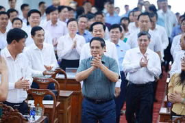 El primer ministro Pham Minh Chinh (centro) se reúne con los votantes de Can Tho (Foto: VNA)