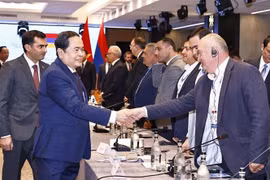 El presidente de la Asamblea Nacional de Vietnam, Tran Thanh Man, se reúne con líderes de empresas armenias y vietnamitas. (Foto: VNA)
