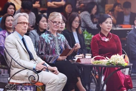 Ngo Phuong Ly (derecha), esposa del Secretario General del Paảtido Comunista, To Lam, y el Duque de Richmond Charles Henry Gordon-Lennox y su esposa disfrutan de té vietnamita y actuaciones especiales en el Museo Nacional de Bellas Artes de Vietnam. (Foto: VNA)