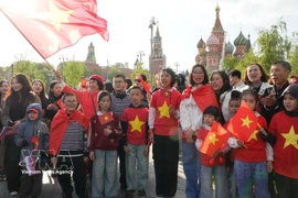 Comunidad vietnamita en Rusia se reúne para dar la bienvenida a la delegación del Ejército Popular de Vietnam en la Plaza Roja. (Fuente: VNA)