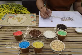 De granos de arroz a obras de arte: historia de un joven emprendedor en Can Tho