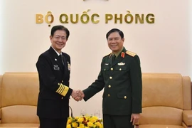 El general Nguyen Tan Cuong (der.), jefe del Estado Mayor del Ejército Popular de Vietnam y viceministro de Defensa Nacional, se reúne con el almirante Saito Akira, jefe del Estado Mayor de la Fuerza de Autodefensa Marítima de Japón. (Foto: qdnd.vn)