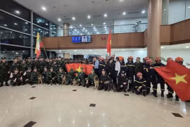 Un contingente de 106 rescatistas del Ministerio de Defensa y del Ministerio de Seguridad Pública de Vietnam, junto con suministros de ayuda, llegó hoy al aeropuerto de Yangón, en Myanmar. (Fuente: VNA)