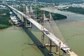 Construcción del puente Binh Khanh en el lado de la comuna de Binh Khanh, Ciudad Ho Chi Minh. Foto: VNA