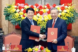 El secretario general del Comité Central del Partido Comunista de Vietnam y presidente del Estado, To Lam, realiza la transferencia de funciones con el expresidente del Estado, Luong Cuong. (Foto: VNA)