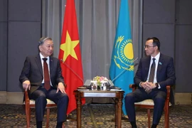 El secretario general del Partido Comunista de Vietnam, To Lam (izq.), se reúne con el presidente del Senado del Parlamento de Kazajistán, Maulen Ashimbaev (Foto: VNA)