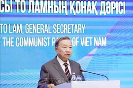 El secretario general del Partido Comunista, To Lam, pronuncia un discurso político en la Academia de Administración Pública, bajo la presidencia de Kazajistán. (Foto: VNA)