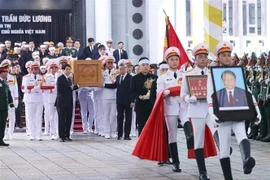 El retrato y el féretro del expresidente Tran Duc Luong fueron trasladados al coche fúnebre tras la ceremonia de homenaje póstumo en la Casa Funeraria Nacional el 25 de mayo. (Foto: VNA)