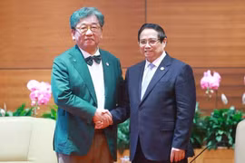 El primer ministro Pham Minh Chinh (der.) y el director general de GGGI, Sang-Hyup Kim. (Foto: VNA)