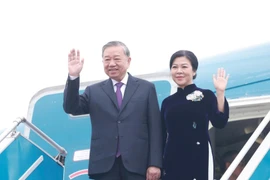 El secretario general del Partido Comunista, To Lam, y su esposa parten de Hanoi el 1 de diciembre para una visita de Estado a Laos. (Foto: VNA)