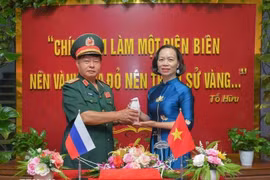 El mayor general Luu Trong Lu, presidente de la Asociación de Veteranos de Guerra de la provincia de Dien Bien, entrega la vasija de tierra a Vu Thi Tuyet Nga, directora del Museo de la Victoria de Dien Bien Phu. (Foto: VNA)