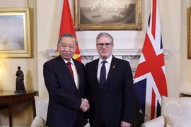 El secretario general del Partido Comunista de Vietnam, To Lam (izquierda), estrecha la mano del primer ministro británico Keir Starmer. (Foto: VNA)
