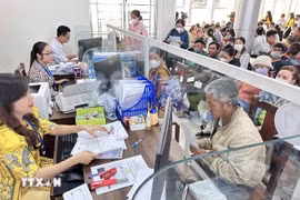 Ciudadanos realizan trámites administrativos en el Centro de Servicios Administrativos Públicos de la ciudad de Can Tho. (Foto: VNA)