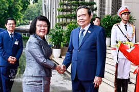 El presidente de la Asamblea Nacional, Tran Thanh Man (derecha), da la bienvenida a la titular de la Asamblea Nacional de Camboya, Samdech Khuon Sudary, quien realizó una visita oficial a Vietnam del 27 al 29 de julio. (Foto: VNA)