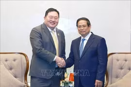 El primer ministro Pham Minh Chinh (der.) recibe a Thammasak Sethaudom, presidente y director ejecutivo de SCG Group. (Foto: VNA)